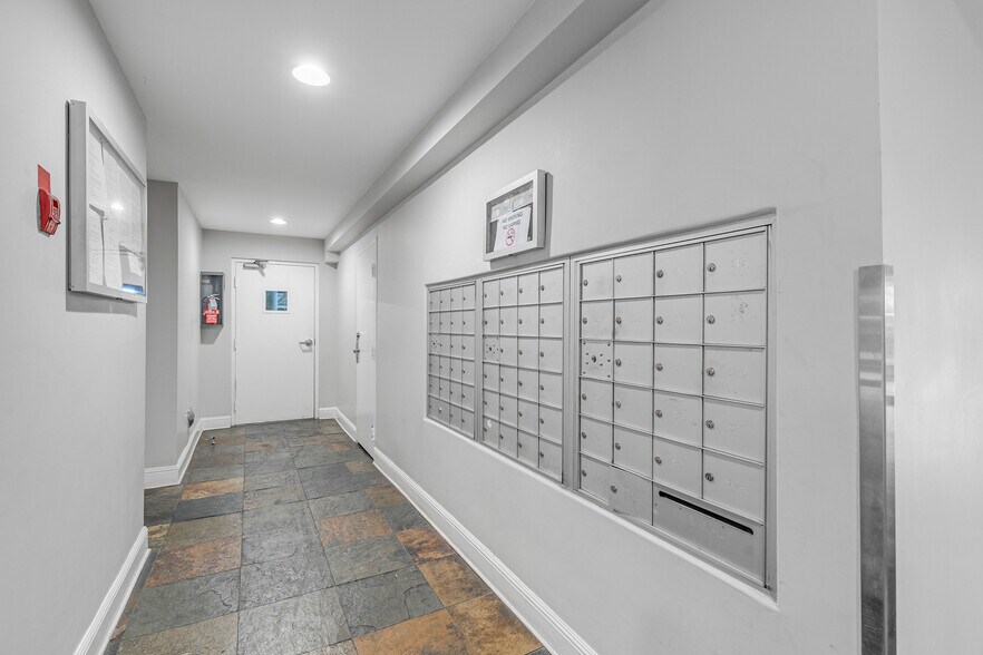 Building Photo - 8535 N West Knoll Dr