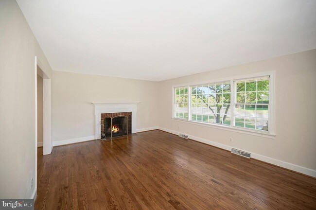 Building Photo - 1732 Beverly Dr