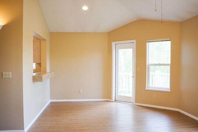 Building Photo - Top Floor 2 Bed 2 Bath with Vaulted Ceilings, Balcony & FREE RENT!