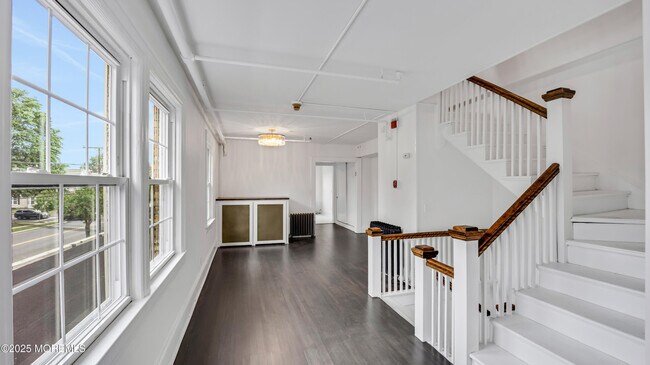 Building Photo - 87 Maple Ave