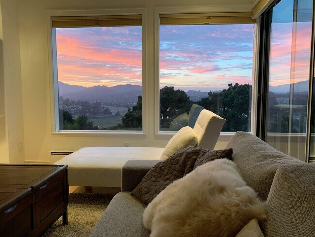 Building Photo - One bedroom top floor corner unit condo with gorgeous view for rent!