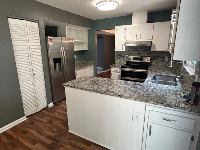 Building Photo - Wonderful 4 bed, 2.5 bath Single Family Ho...
