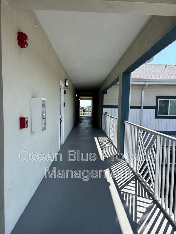 Building Photo - 2771 Royal Palm Ave