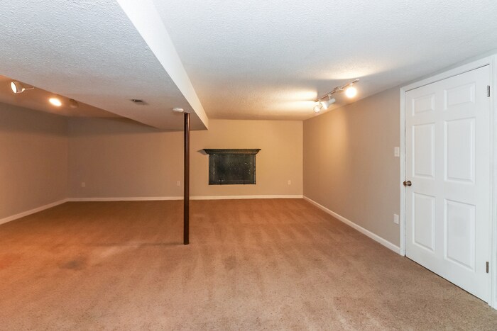 Building Photo - 316 NE Lakeview Dr