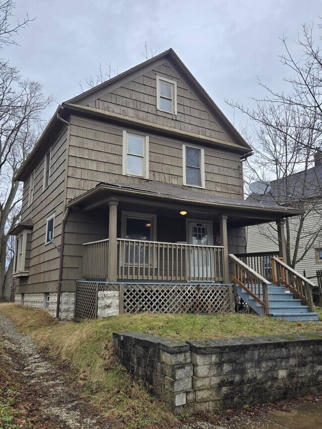 Building Photo - Charming 4-Bedroom Property in Prime Location