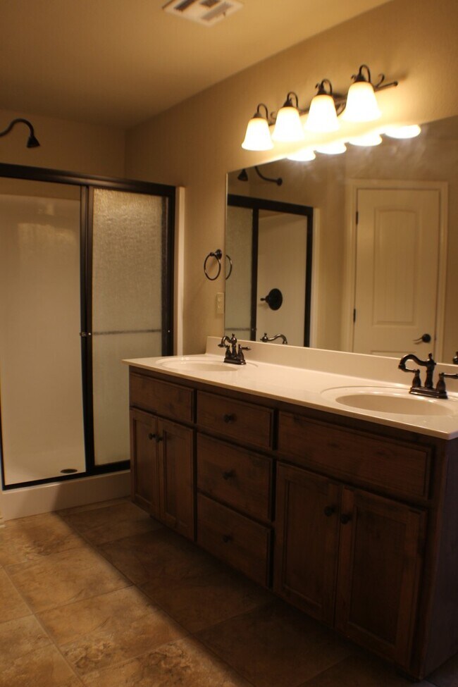 Building Photo - Bixby home available now!