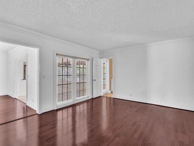 Building Photo - 899 NW 6th Dr