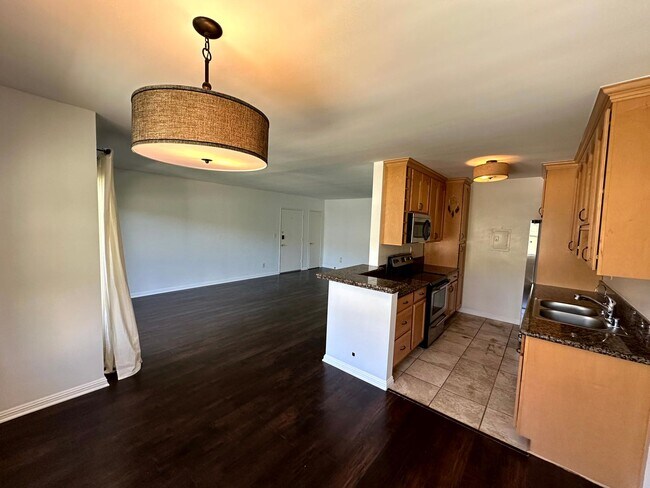 Building Photo - Spacious Upper level 1 bed -1 bath with parking and pool in Encino