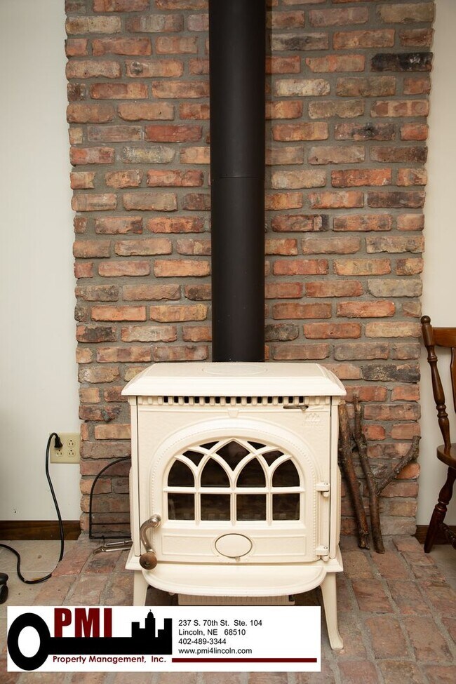 Building Photo - 3 Bedroom and 2 bathroom Colonial Hills House for rent!