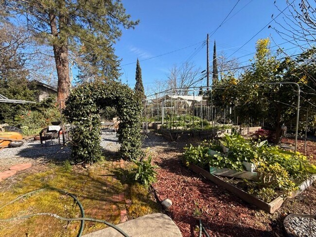 Building Photo - 5511 San Francisco Blvd