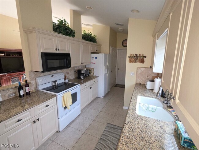 Building Photo - 17500 Plumera Ln