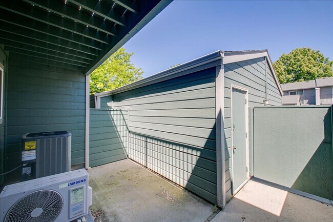 Building Photo - Bright & Stylish Townhome in the Heart of ...
