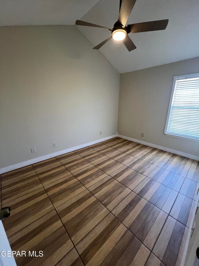 Building Photo - 541 Sun Ray