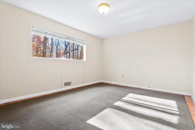 Building Photo - 10631 Weymouth St