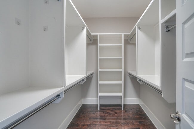 Building Photo - 908 Youngs Ln