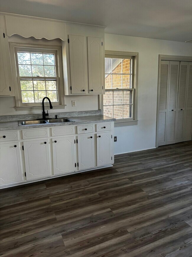 Building Photo - 102 Busbee Ct