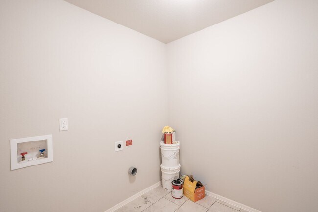 Building Photo - 4 bed/2 bath!