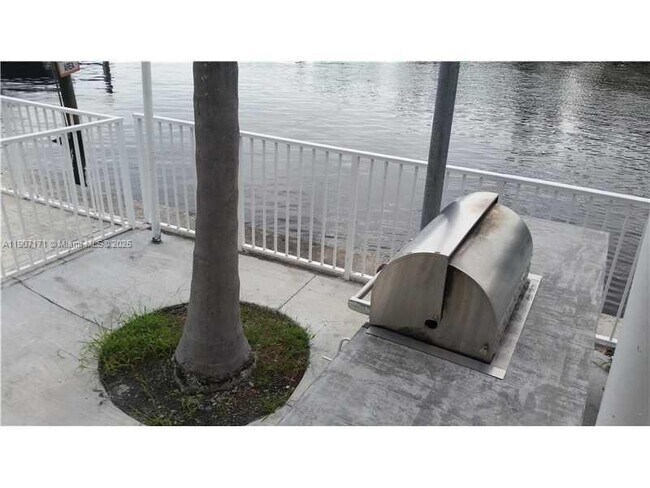 Building Photo - 1720 NW N River Dr