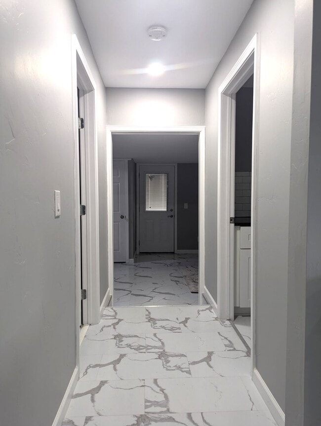 Building Photo - AVAILABLE NOW - $300 OFF 1ST FULL MONTH Modern Remodeled 3BR Home with Bonus Loft & Spacious Livi...
