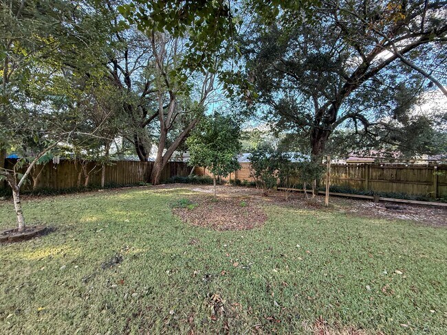 Building Photo - Well maintained 3 bedroom 2 bath home avai...