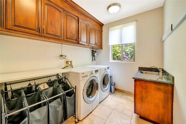 Building Photo - 4822 Valjean Ave