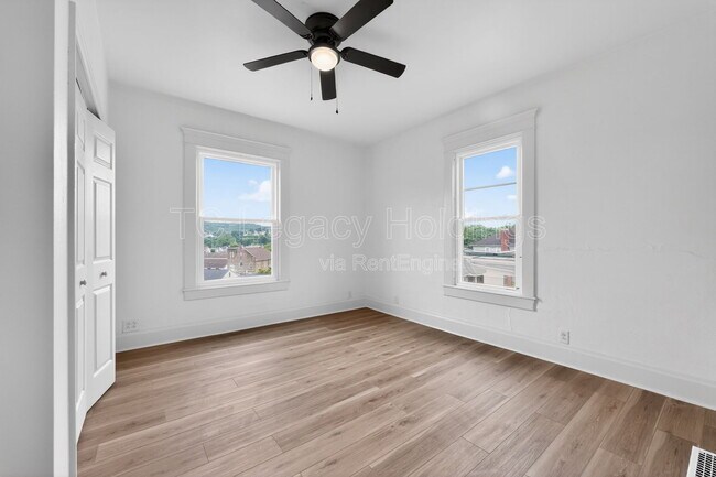 Building Photo - 1527 Farland Ave