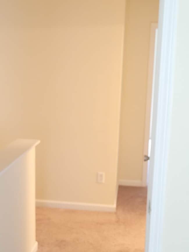 Building Photo - 3BR Townhome, Total Electric