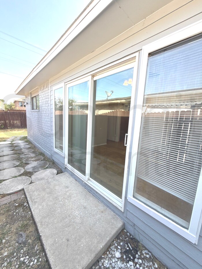 Building Photo - 6076 Dooley Dr