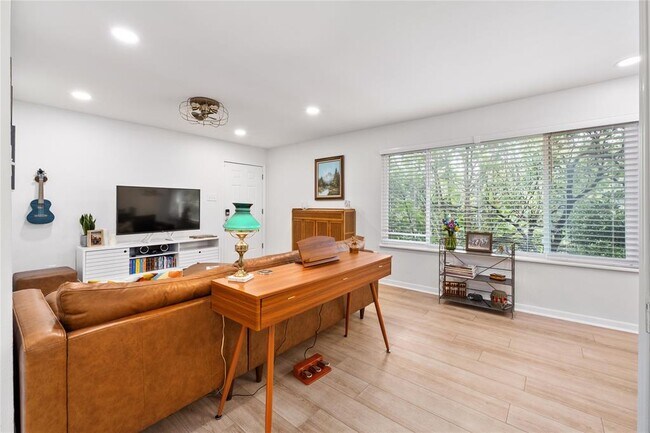 Building Photo - 2450 Ashdale Dr