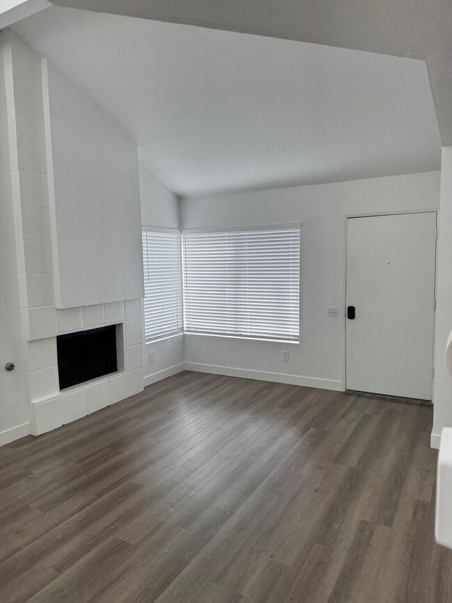 Building Photo - Condo with Amazing Lake View!