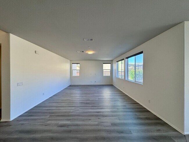 Building Photo - MOVE IN SPECIAL!! Move in on or before Oct...