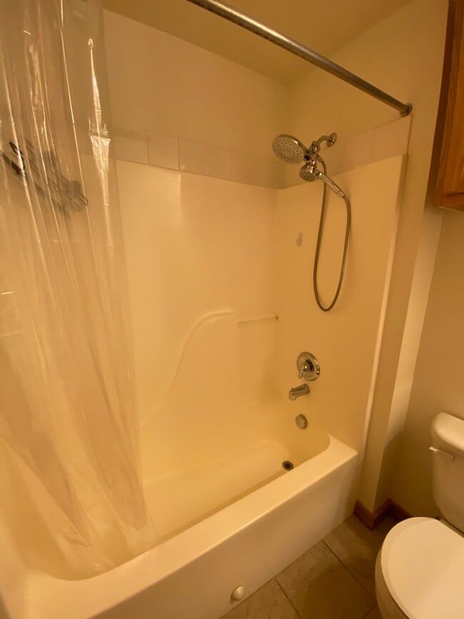 Building Photo - Pet Friendly (1 dog only) Ponds Studio