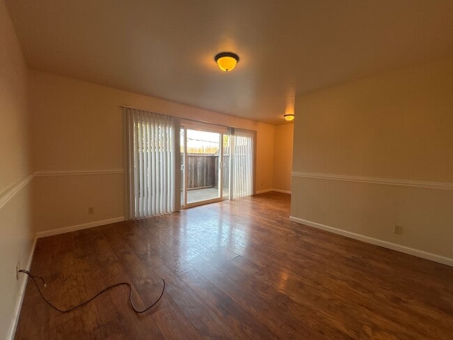 Building Photo - 2 Bedroom 1 Bath Apartment