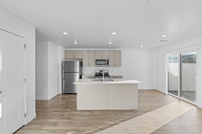 Building Photo - Comfortable and Spacious 4-Bedroom Townhom...