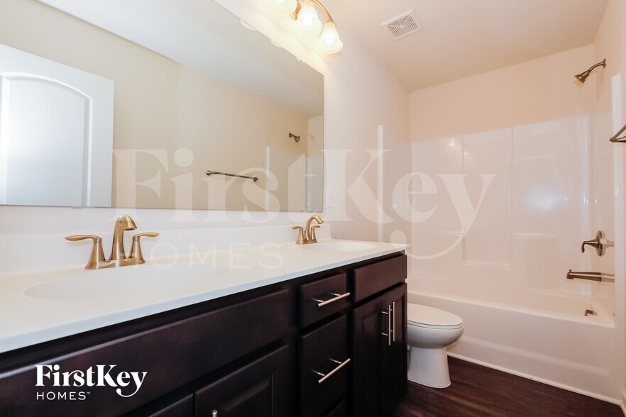 Building Photo - 1323 Privett Park Pl