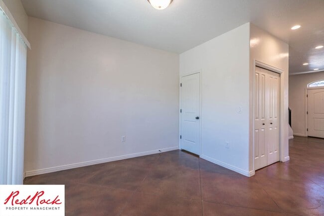 Building Photo - 3 Bedroom & 2.5 Bathroom & Dog Friendly!