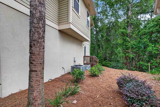 Building Photo - 2019 Pine Island Cir