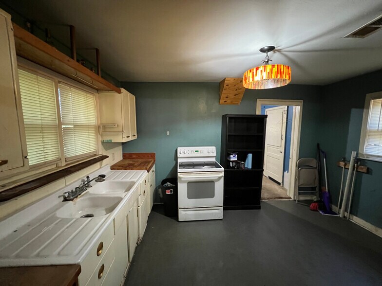 Building Photo - 706 Violet St