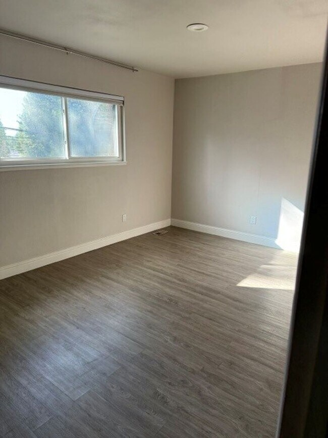 Building Photo - Lovely sunny corner lot unit available now and pet friendly!! Call to inquire today.