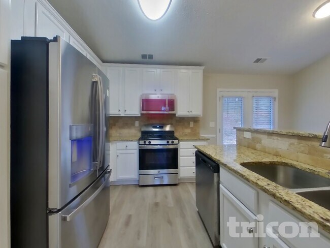 Building Photo - 449 Sarah's Ln