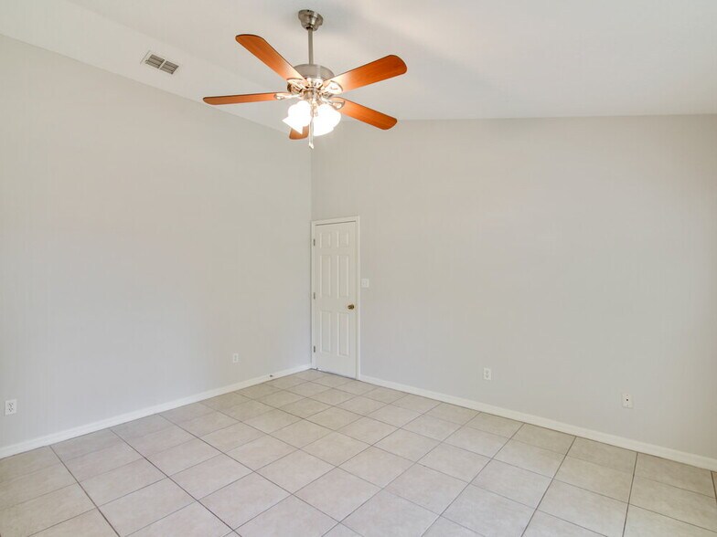 Building Photo - 918 Palm Forest Ln