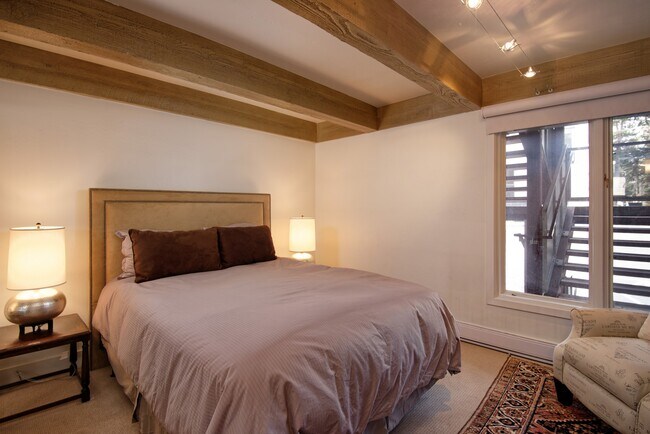 Building Photo - 1034 E Cooper Ave