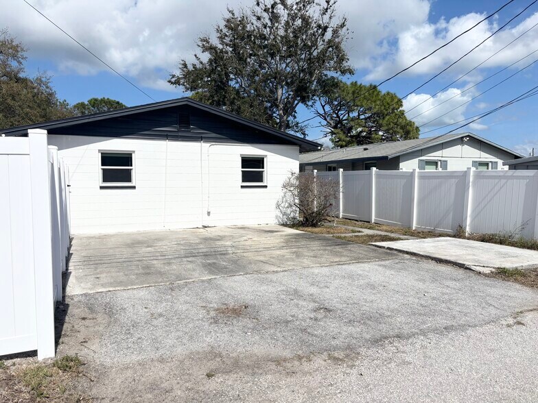 Building Photo - 510 91st Ave N