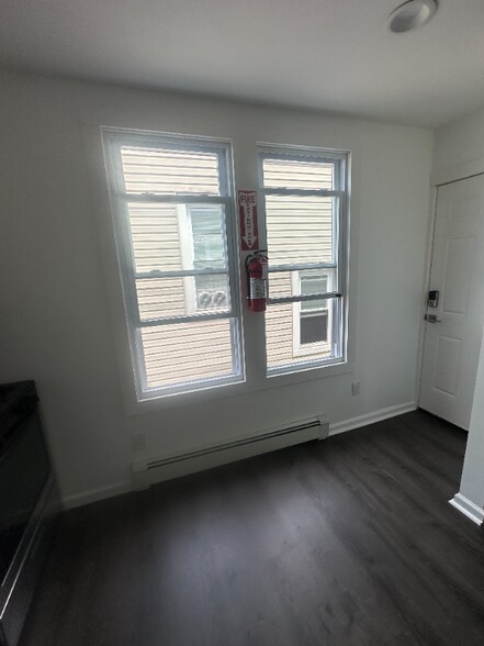 Building Photo - 41 Hinsdale Pl