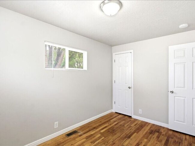 Building Photo - Salt Lake-Glendale 3 bed 2 bath home