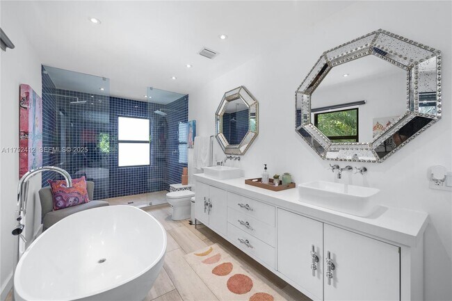 Building Photo - 1210 NE 89th St