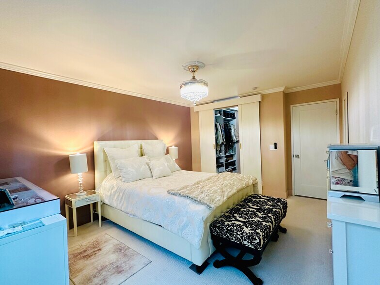 Building Photo - 8400 De Longpre Ave