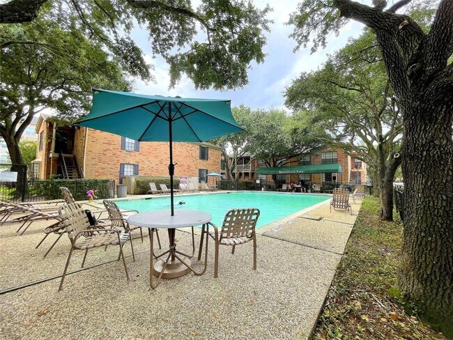 Building Photo - 2255 Braeswood Park Dr