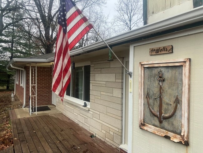 Building Photo - Fully furnished three bedroom for short term