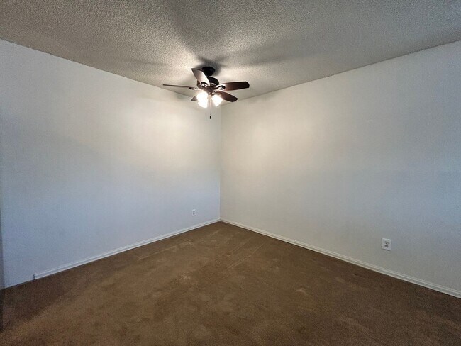 Building Photo - 140 E Highline Cir
